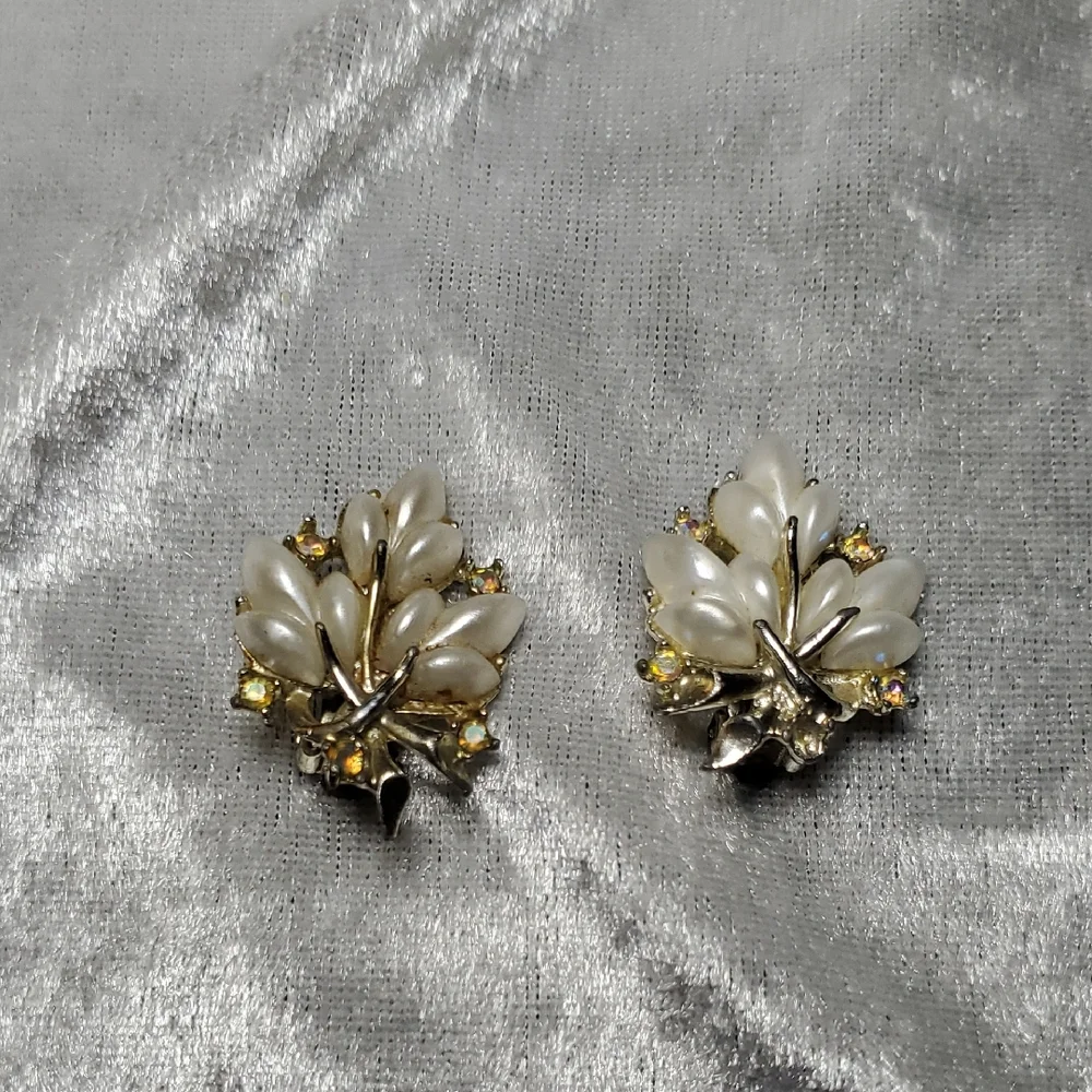 Vintage Unsigned Clip On Earrings Leaf Faux Pearl Rhinestones